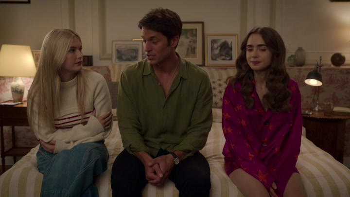Emily_in_Paris_S02E08_WEBRip_x264-ION10_2188.jpg