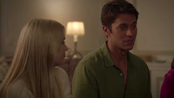 Emily_in_Paris_S02E08_WEBRip_x264-ION10_2207.jpg