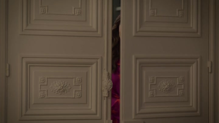 Emily_in_Paris_S02E08_WEBRip_x264-ION10_2248.jpg