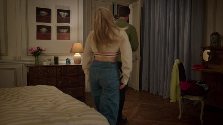 Emily_in_Paris_S02E08_WEBRip_x264-ION10_2256.jpg