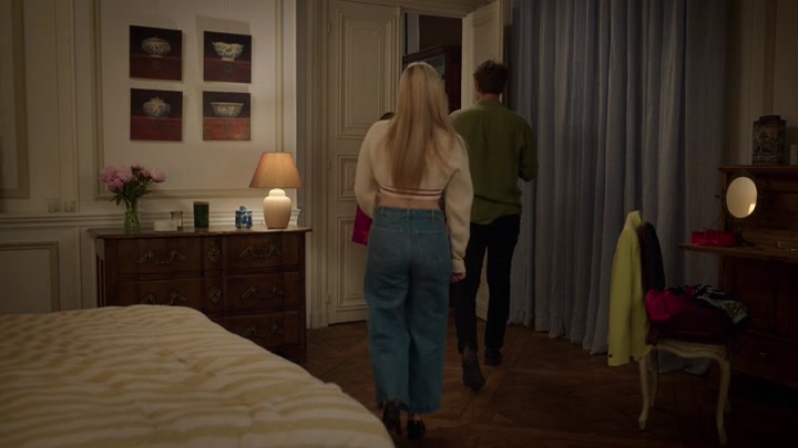 Emily_in_Paris_S02E08_WEBRip_x264-ION10_2258.jpg