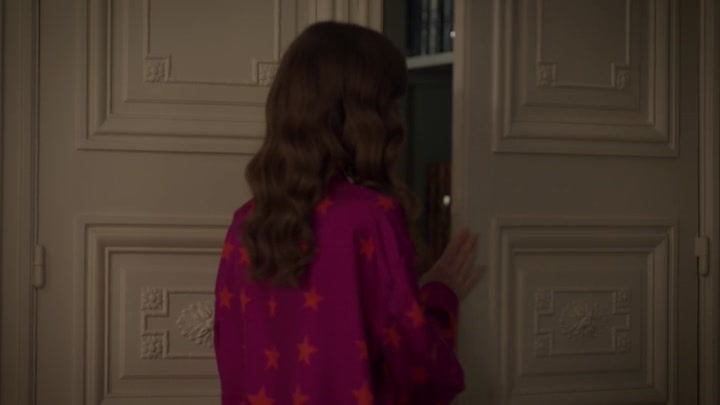 Emily_in_Paris_S02E08_WEBRip_x264-ION10_2265.jpg