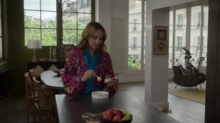 Emily_in_Paris_S02E08_WEBRip_x264-ION10_2275.jpg