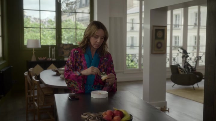 Emily_in_Paris_S02E08_WEBRip_x264-ION10_2276.jpg