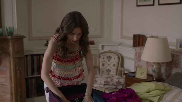 Emily_in_Paris_S02E08_WEBRip_x264-ION10_2504.jpg