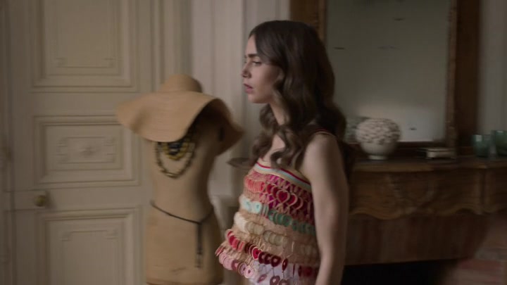 Emily_in_Paris_S02E08_WEBRip_x264-ION10_2518.jpg