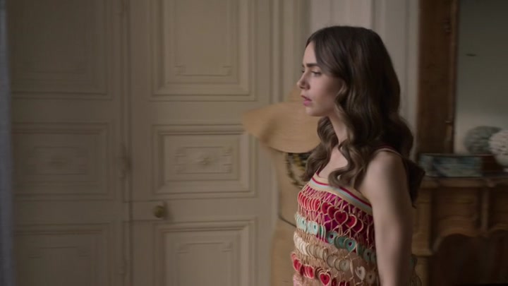 Emily_in_Paris_S02E08_WEBRip_x264-ION10_2519.jpg