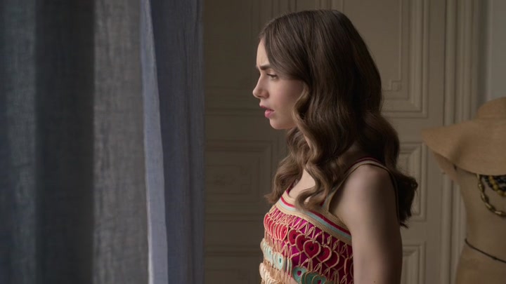 Emily_in_Paris_S02E08_WEBRip_x264-ION10_2523.jpg