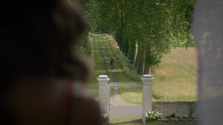 Emily_in_Paris_S02E08_WEBRip_x264-ION10_2526.jpg