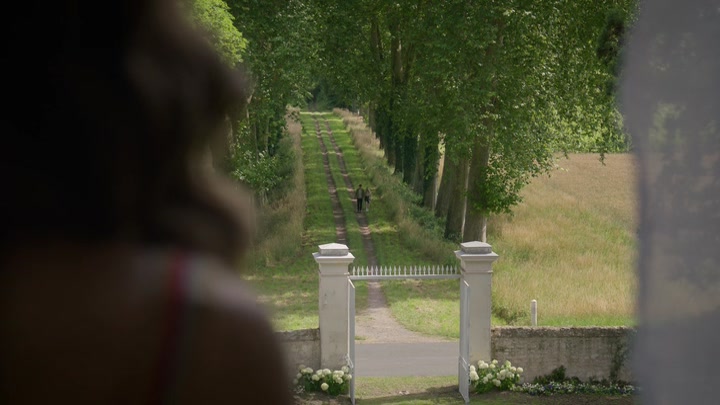 Emily_in_Paris_S02E08_WEBRip_x264-ION10_2527.jpg