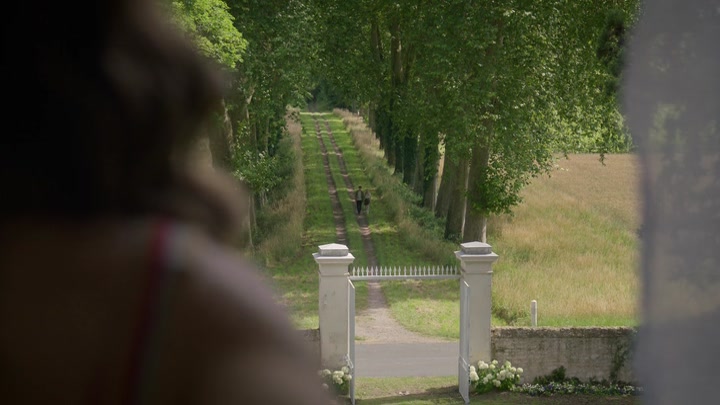 Emily_in_Paris_S02E08_WEBRip_x264-ION10_2529.jpg