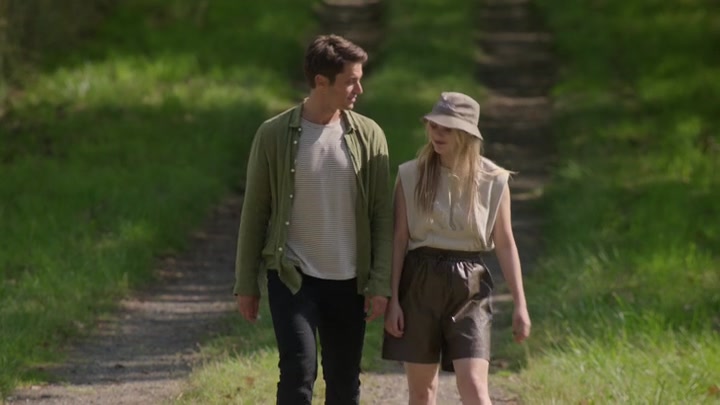 Emily_in_Paris_S02E08_WEBRip_x264-ION10_2537.jpg