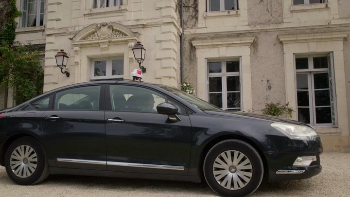 Emily_in_Paris_S02E08_WEBRip_x264-ION10_2559.jpg
