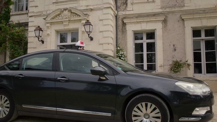 Emily_in_Paris_S02E08_WEBRip_x264-ION10_2561.jpg