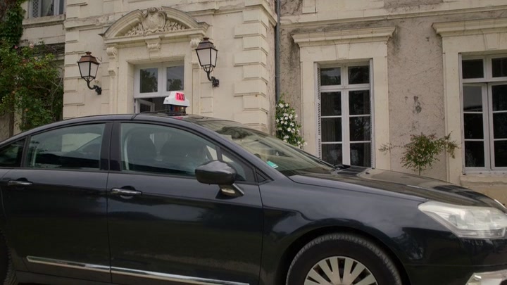 Emily_in_Paris_S02E08_WEBRip_x264-ION10_2562.jpg