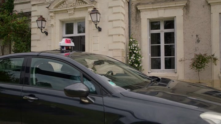Emily_in_Paris_S02E08_WEBRip_x264-ION10_2564.jpg