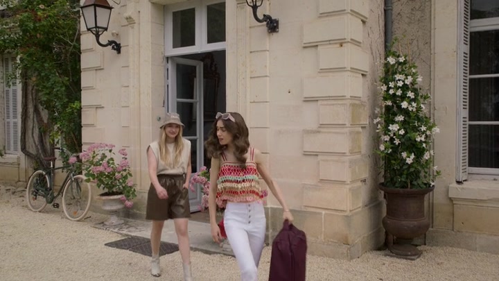 Emily_in_Paris_S02E08_WEBRip_x264-ION10_2571.jpg