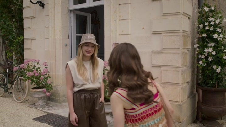 Emily_in_Paris_S02E08_WEBRip_x264-ION10_2575.jpg