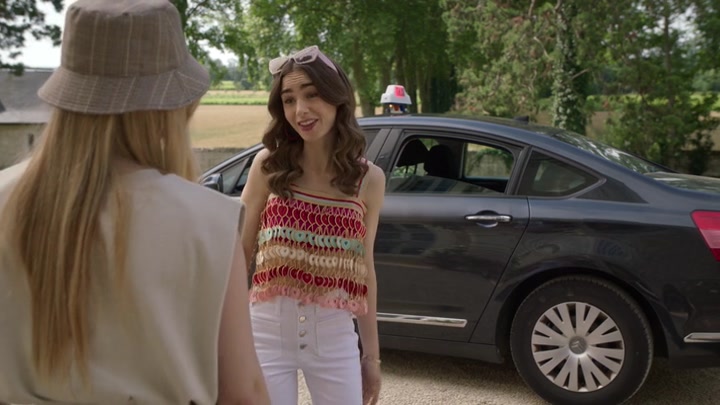 Emily_in_Paris_S02E08_WEBRip_x264-ION10_2578.jpg