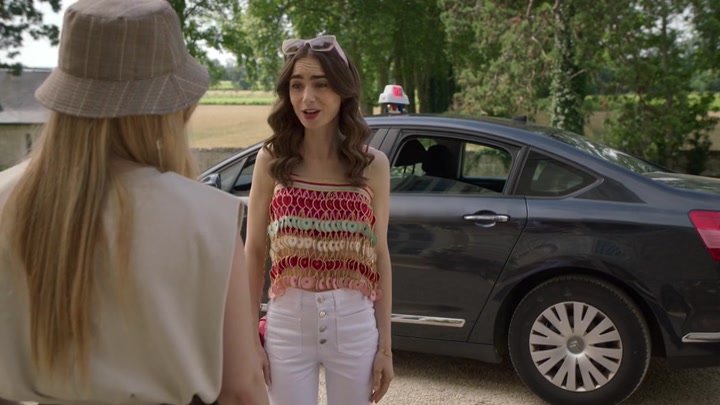 Emily_in_Paris_S02E08_WEBRip_x264-ION10_2580.jpg