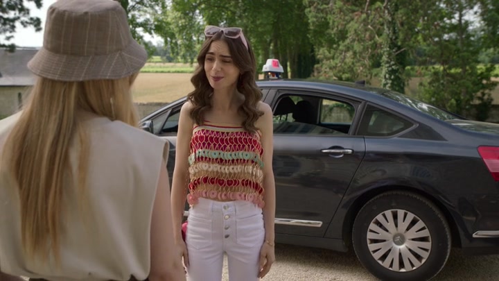 Emily_in_Paris_S02E08_WEBRip_x264-ION10_2581.jpg