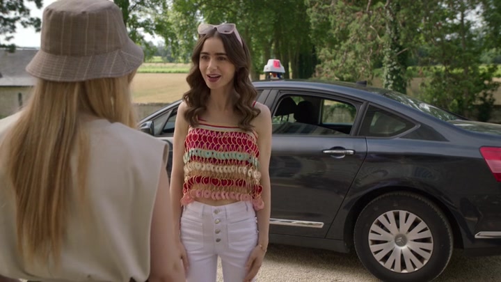 Emily_in_Paris_S02E08_WEBRip_x264-ION10_2586.jpg