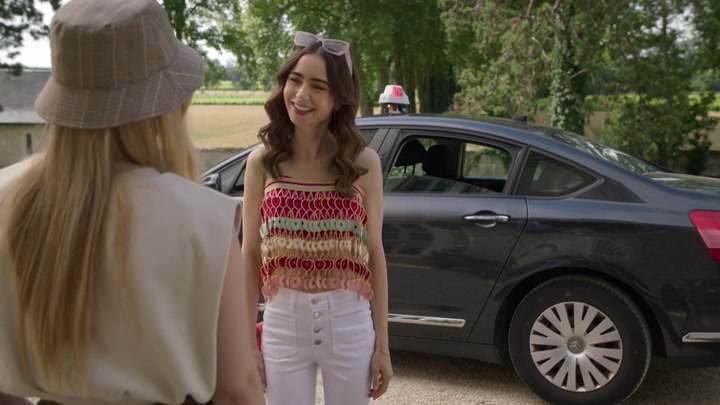 Emily_in_Paris_S02E08_WEBRip_x264-ION10_2587.jpg