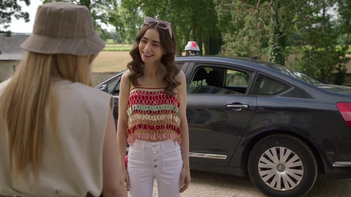 Emily_in_Paris_S02E08_WEBRip_x264-ION10_2588.jpg