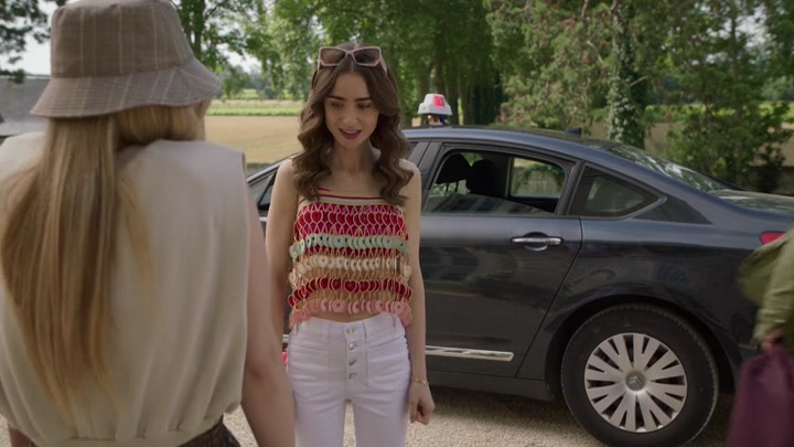 Emily_in_Paris_S02E08_WEBRip_x264-ION10_2594.jpg