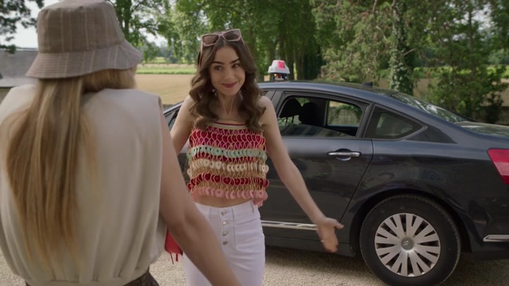 Emily_in_Paris_S02E08_WEBRip_x264-ION10_2595.jpg