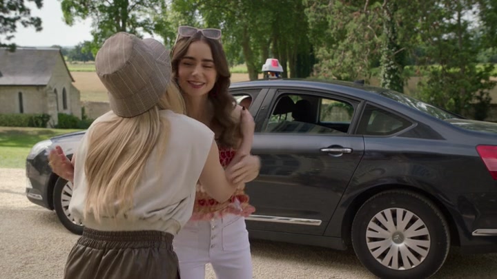 Emily_in_Paris_S02E08_WEBRip_x264-ION10_2597.jpg