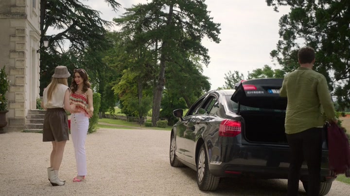 Emily_in_Paris_S02E08_WEBRip_x264-ION10_2599.jpg