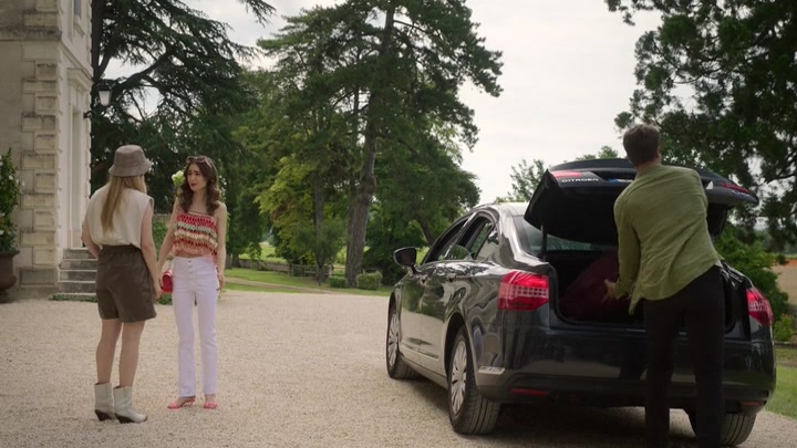 Emily_in_Paris_S02E08_WEBRip_x264-ION10_2601.jpg