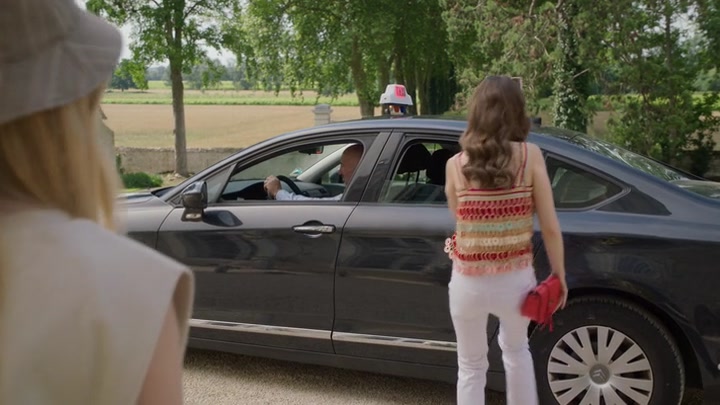 Emily_in_Paris_S02E08_WEBRip_x264-ION10_2608.jpg