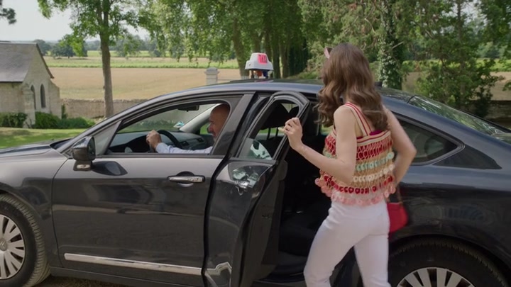 Emily_in_Paris_S02E08_WEBRip_x264-ION10_2611.jpg