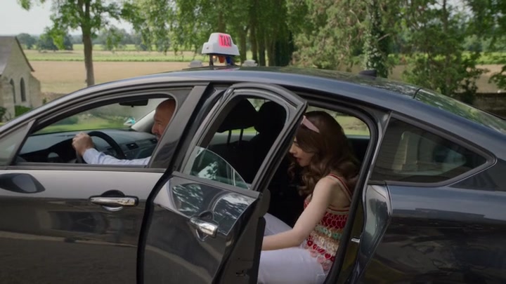 Emily_in_Paris_S02E08_WEBRip_x264-ION10_2614.jpg