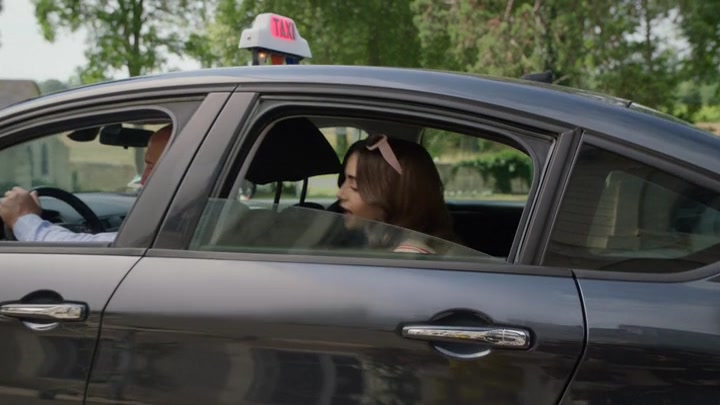 Emily_in_Paris_S02E08_WEBRip_x264-ION10_2616.jpg