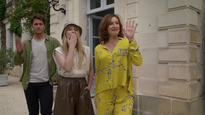 Emily_in_Paris_S02E08_WEBRip_x264-ION10_2618.jpg