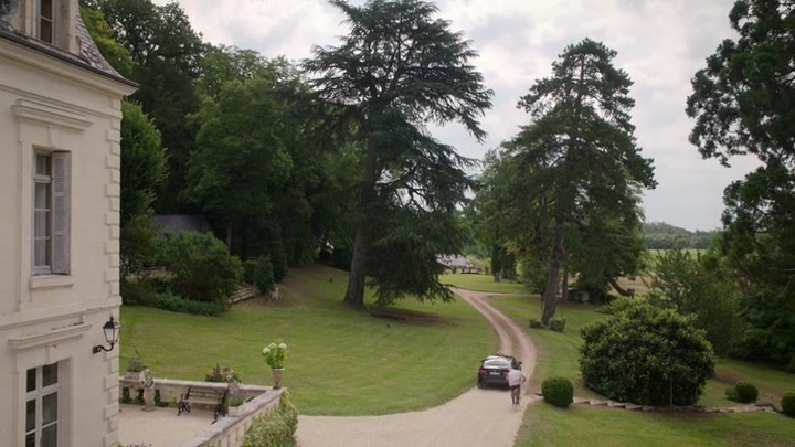 Emily_in_Paris_S02E08_WEBRip_x264-ION10_2643.jpg