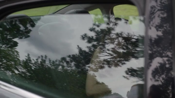 Emily_in_Paris_S02E08_WEBRip_x264-ION10_2655.jpg