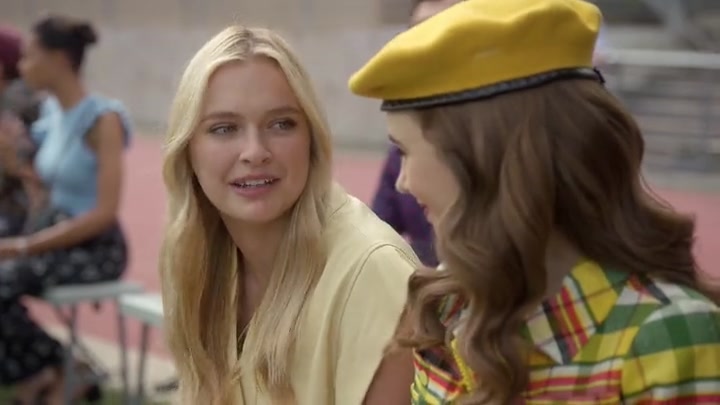 Emily_in_Paris_S02E09_WEBRip_x264-ION10_0078.jpg