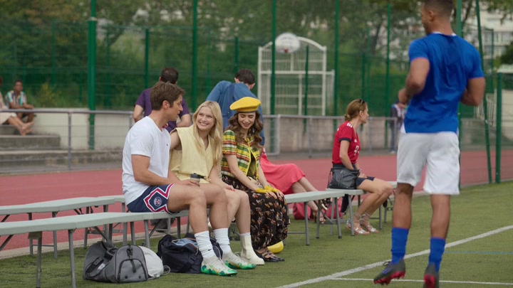 Emily_in_Paris_S02E09_WEBRip_x264-ION10_0124.jpg