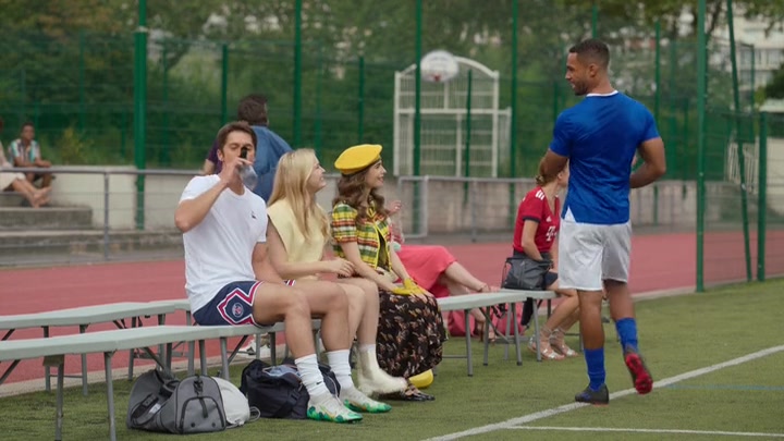 Emily_in_Paris_S02E09_WEBRip_x264-ION10_0126.jpg