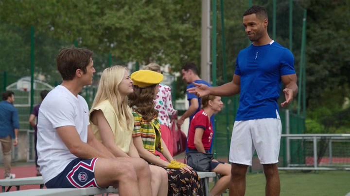Emily_in_Paris_S02E09_WEBRip_x264-ION10_0138.jpg