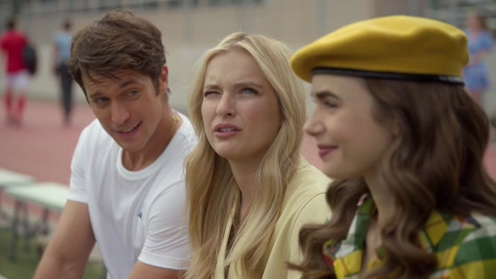 Emily_in_Paris_S02E09_WEBRip_x264-ION10_0146.jpg