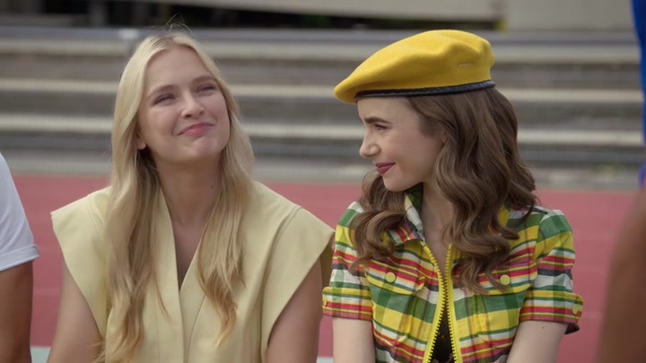 Emily_in_Paris_S02E09_WEBRip_x264-ION10_0170.jpg