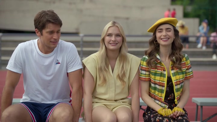 Emily_in_Paris_S02E09_WEBRip_x264-ION10_0184.jpg