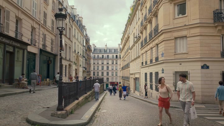 Emily_in_Paris_S02E09_WEBRip_x264-ION10_0197.jpg