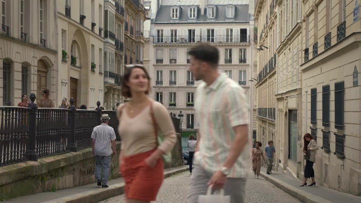 Emily_in_Paris_S02E09_WEBRip_x264-ION10_0198.jpg