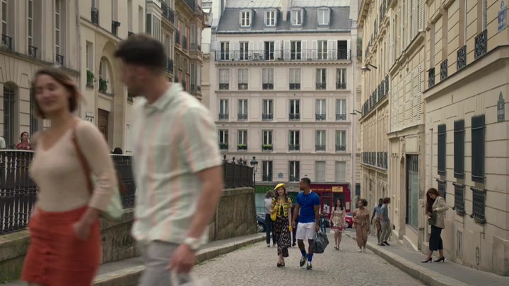 Emily_in_Paris_S02E09_WEBRip_x264-ION10_0199.jpg